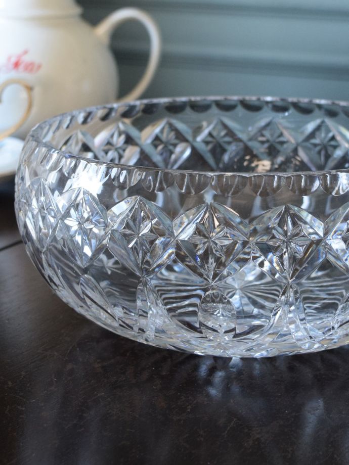 アンティークガラスの食器、型押し模様がキラキラ輝くアンティーク