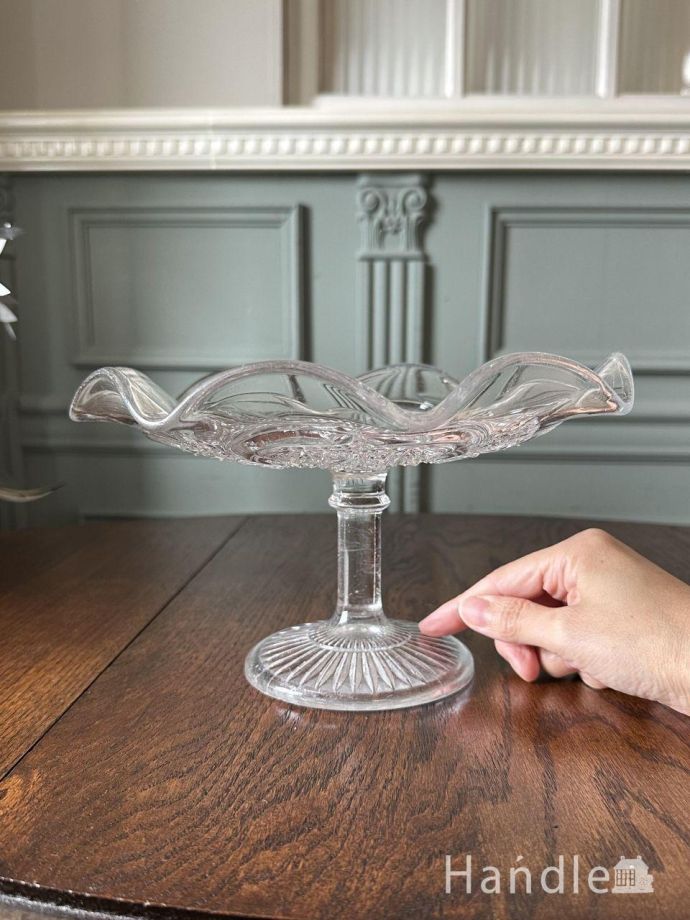 アンティークのガラス雑貨、ふんわりとしたデザインが可愛いプレス