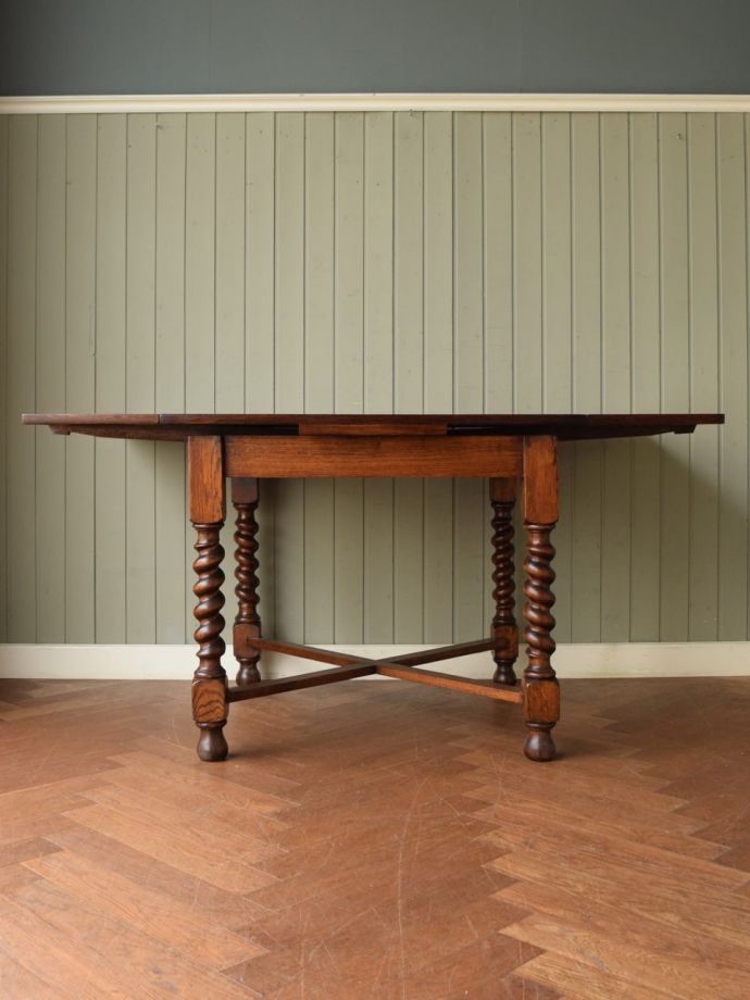 英国輸入のアンティーク家具、使う人数に合わせてサイズが変えられる