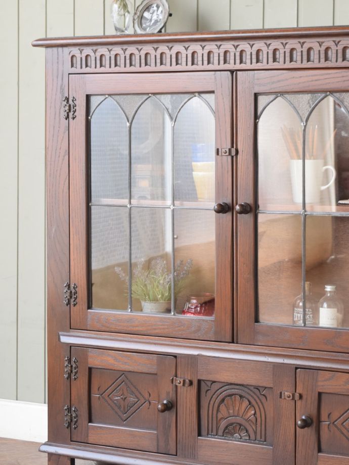 イギリスのアンティークキャビネット、ステンド扉と彫りが美しいブック