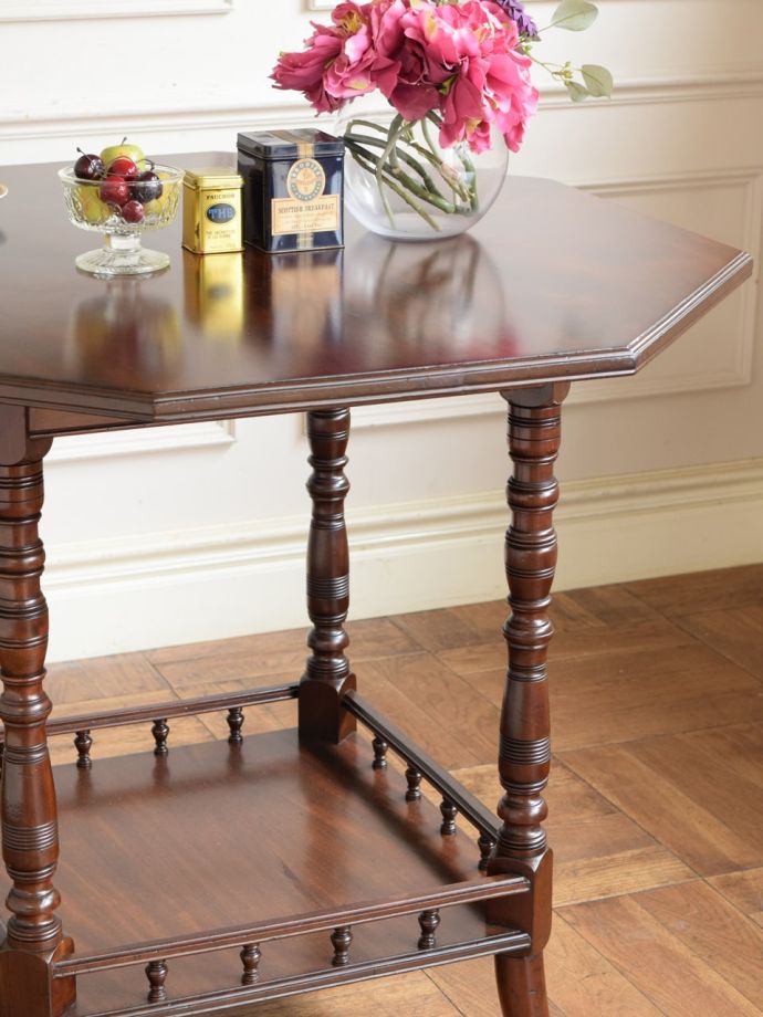 高級感のある英国アンティークのテーブル、美しいマホガニー材のサイド