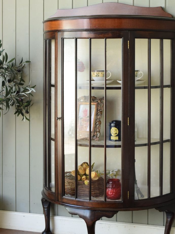 英国アンティークのおしゃれなキャビネット、ハーフムーン型のガラス