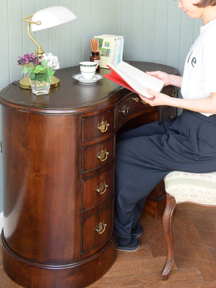 キドニー型のおしゃれなアンティークの書斎机、イギリスから届いた