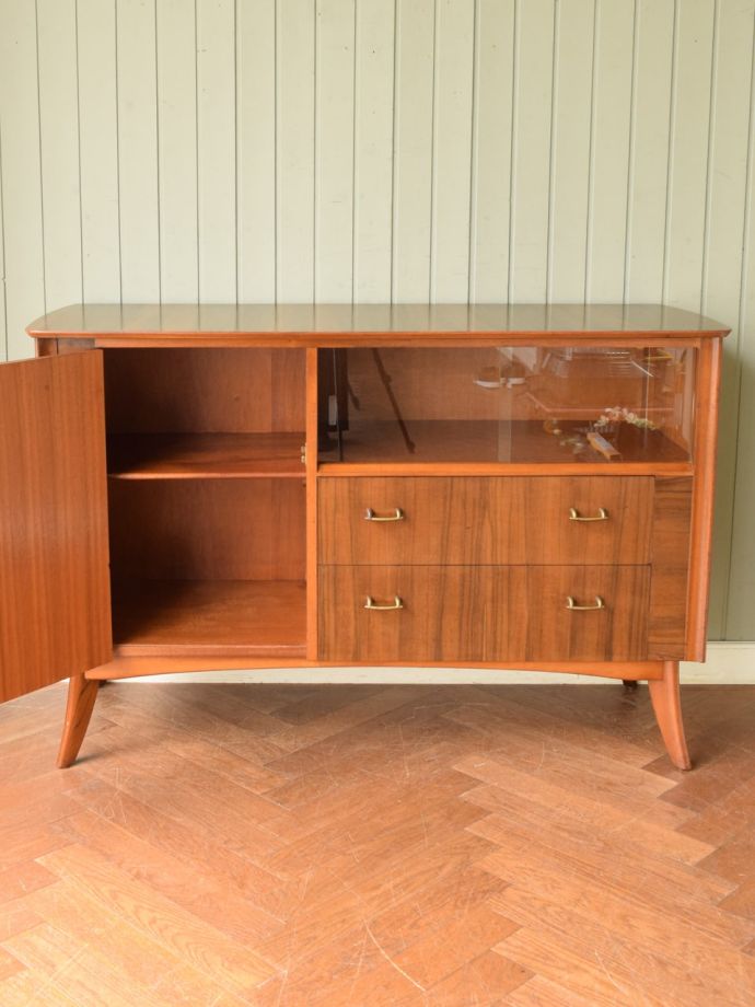 ビンテージのおしゃれなサイドボード、ガラス扉付きのコレクション