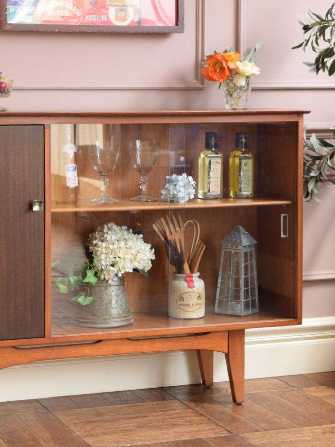 引き戸のヴィンテージガラスキャビネット、おしゃれなコレクション