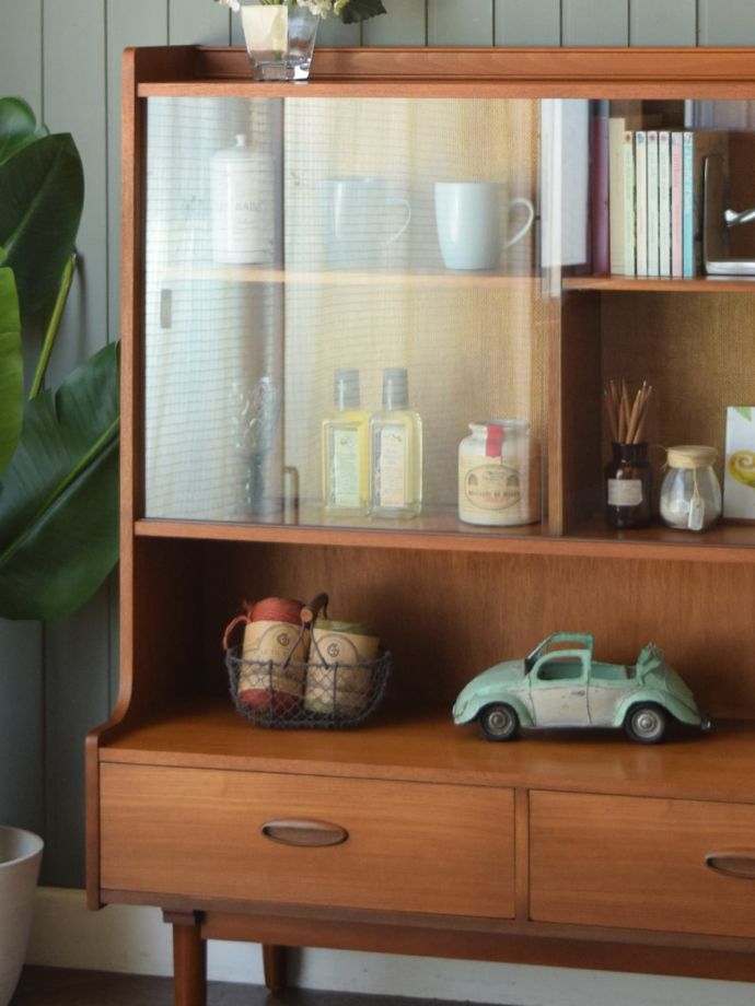 ミッドセンチュリースタイルのサイドボード、チーク材のおしゃれな