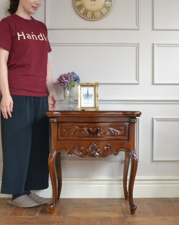 アンティーク調のサイドチェスト、猫脚の優雅なサイドテーブル(y-417-f