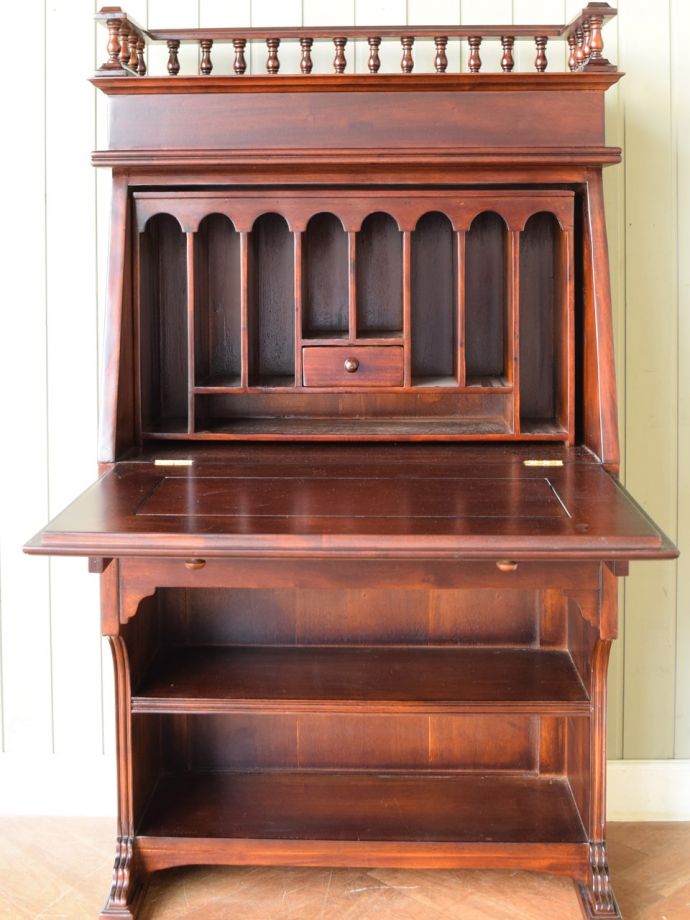 アンティーク風のおしゃれなデスク、マホガニー材のライティング