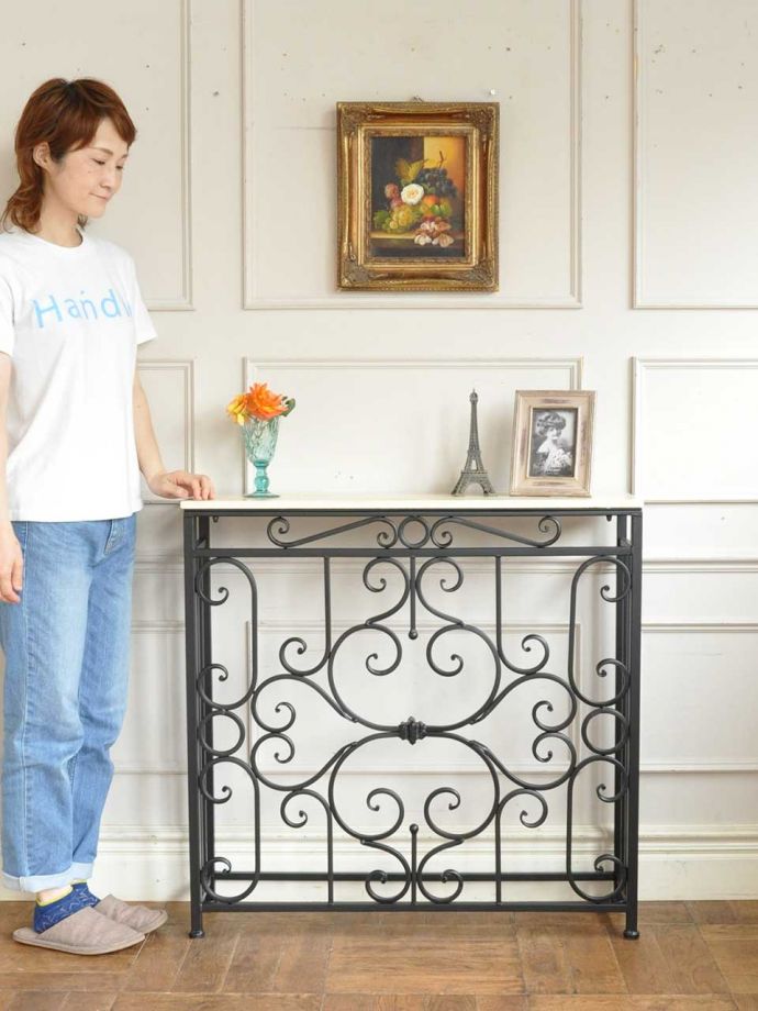 アンティーク風のおしゃれなテーブル、大理石天板✕アイアンの