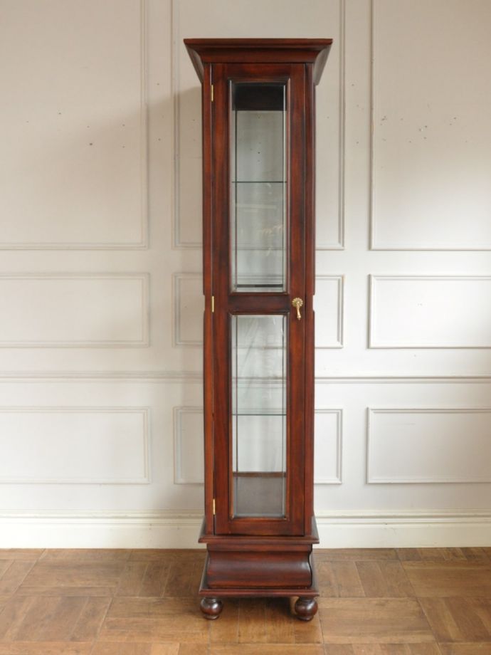 英国アンティーク調のおしゃれなガラスキャビネット、4面ガラスの