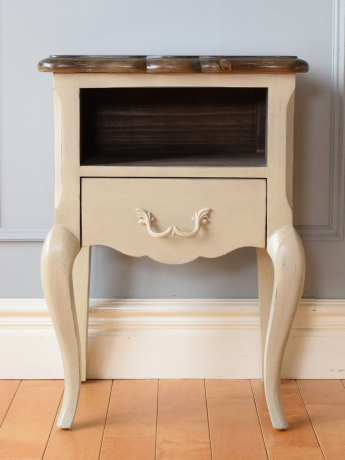 アンティーク調のツートーン仕上げの家具、シャビーシックな猫脚の