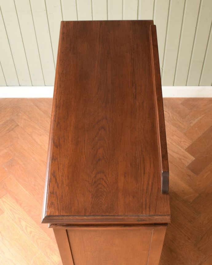 アンティーク風の本棚、ステンドグラス扉が可愛いガラスキャビネット(y