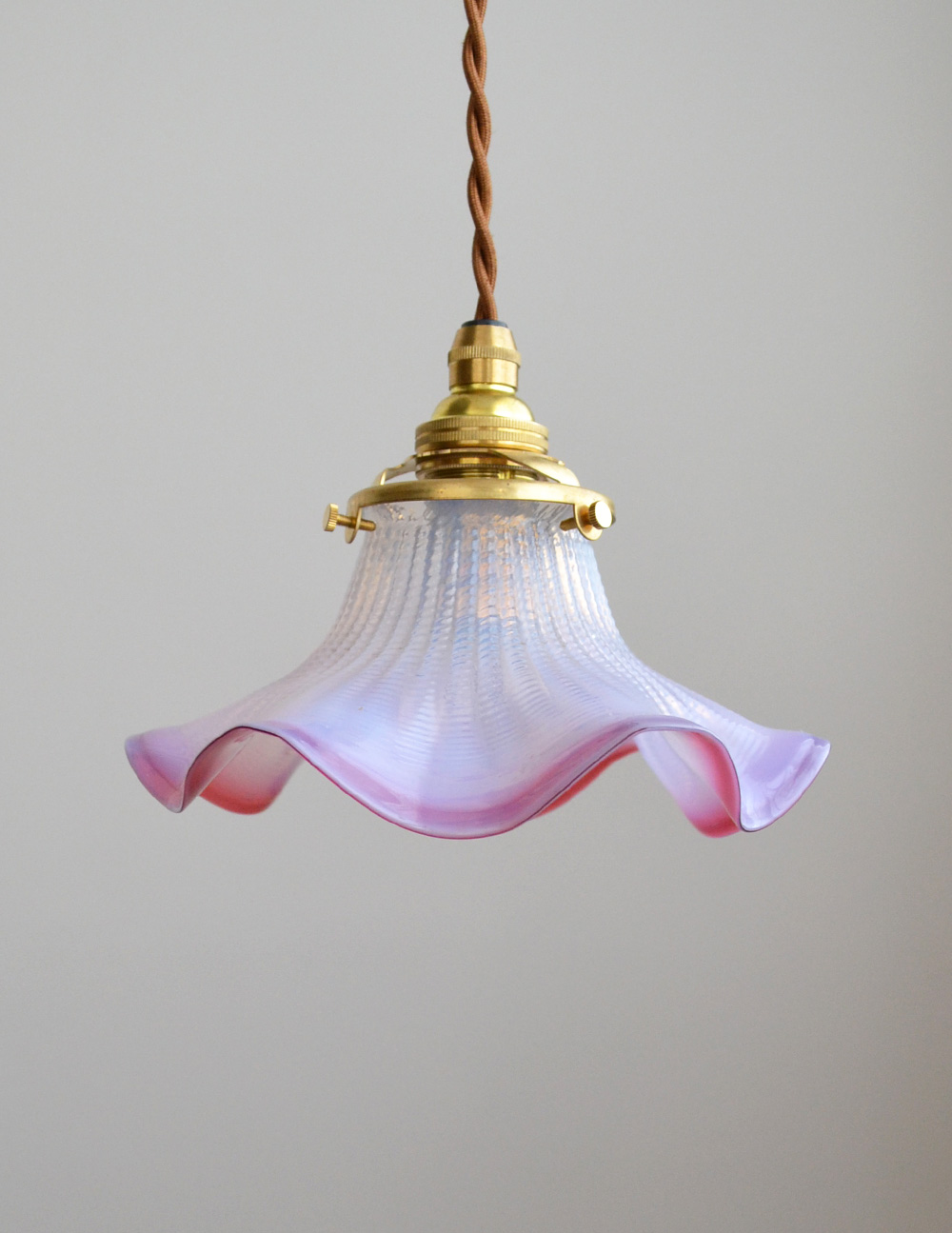 イギリスで見つけたアンティークランプ、ピンクオパリンのランプ