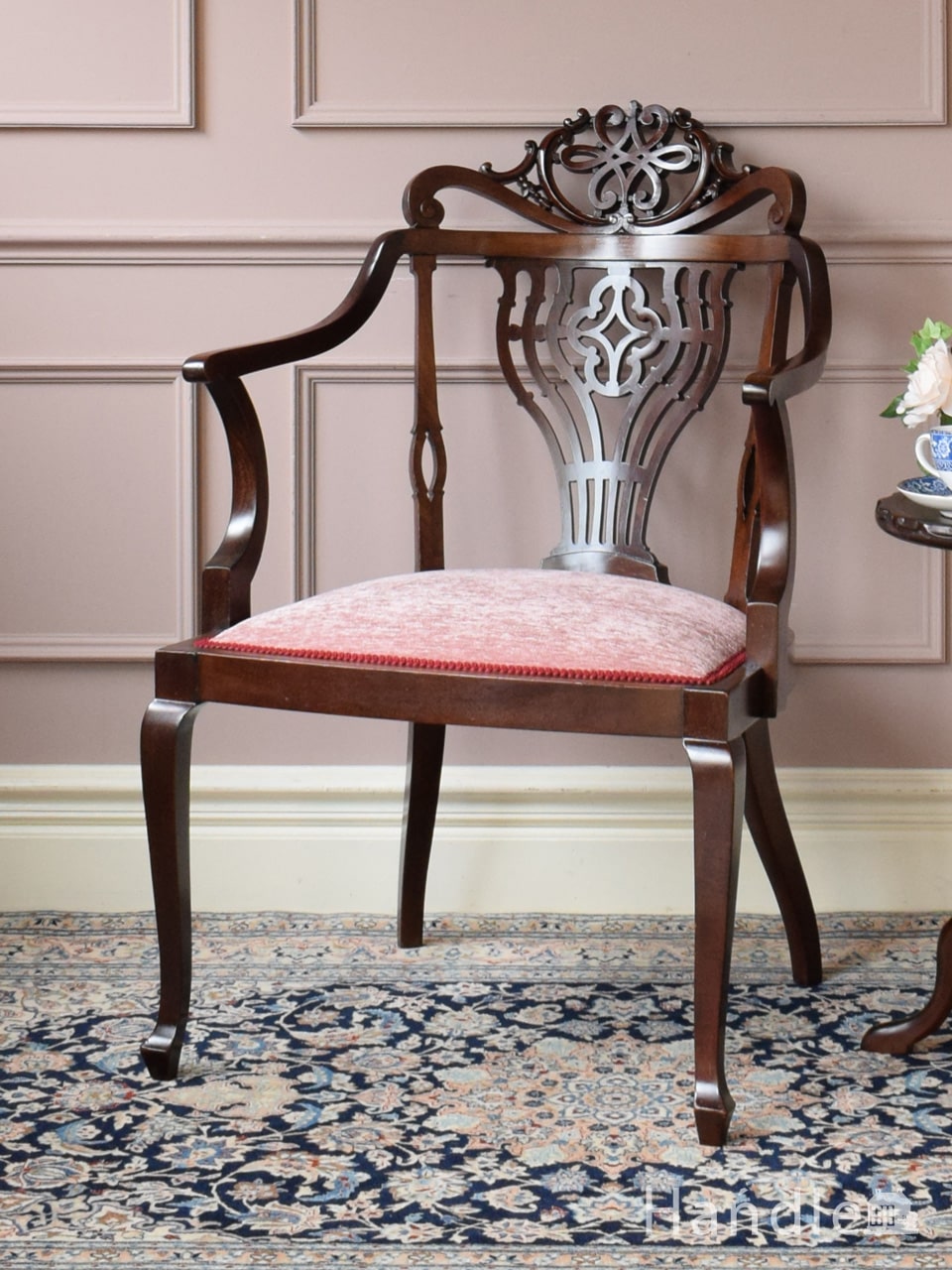 英国で見つけた美しいアンティークの椅子、お花模様の透かし彫りが入っ