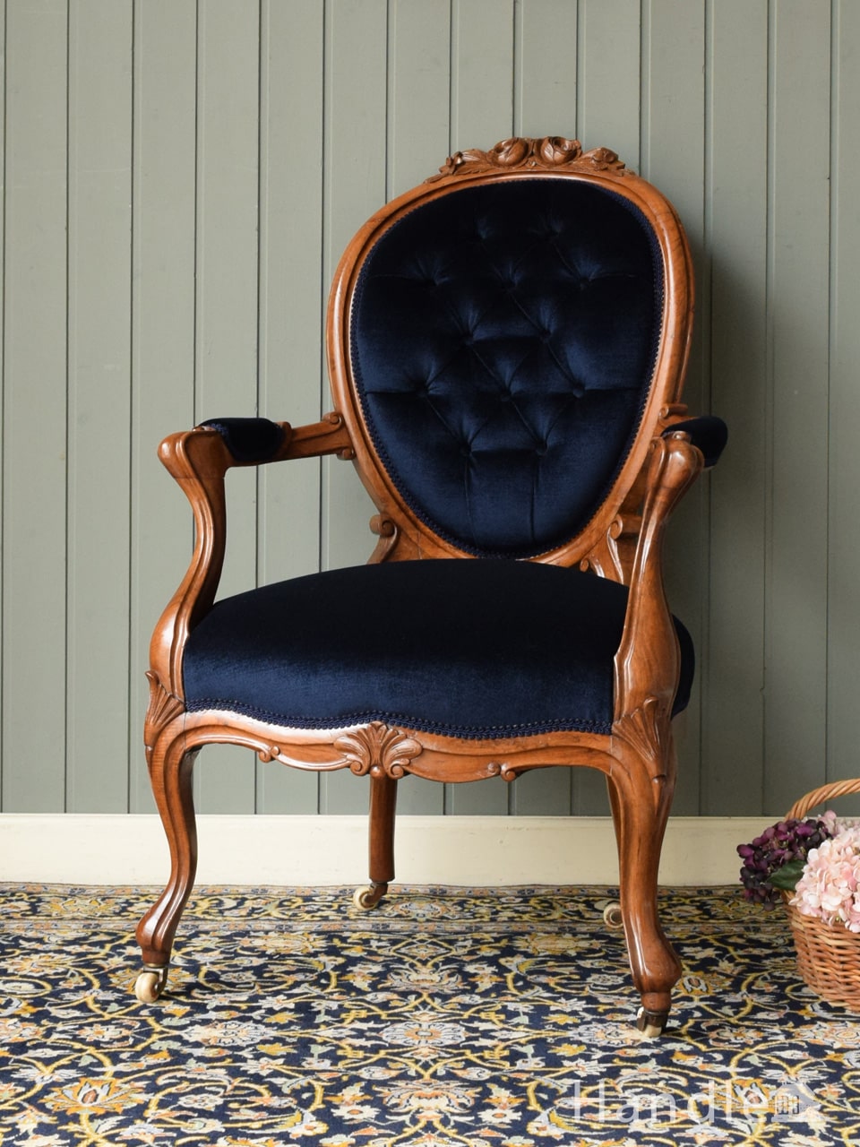 英国アンティークのおしゃれな椅子、チェスターフィールドの