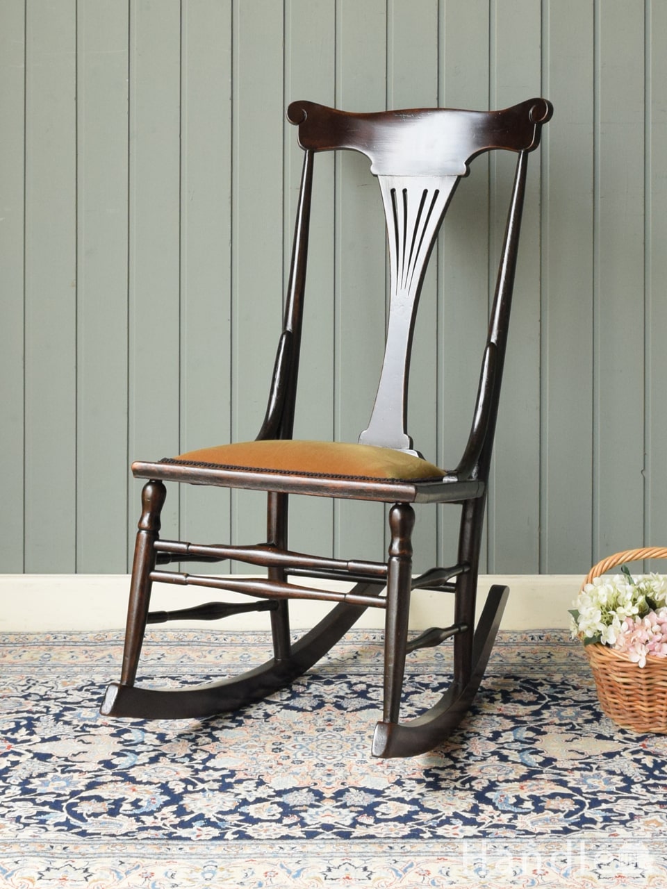 英国アンティークのおしゃれな椅子、チェスターフィールドの