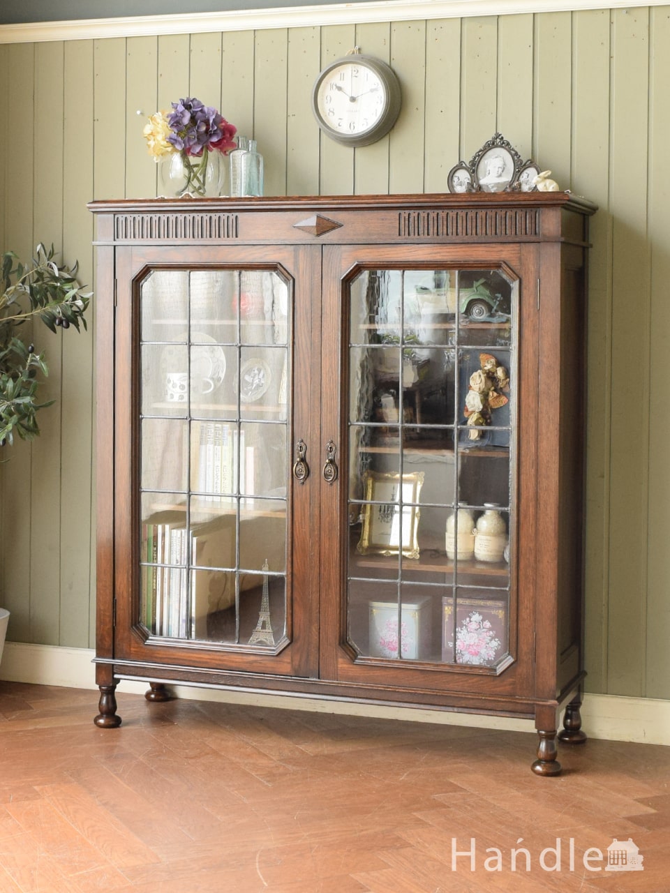 英国アンティークのガラスキャビネット、ステンドグラス扉付きの本棚