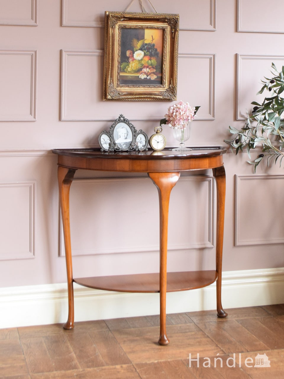 英国のアンティークのおしゃれな飾り棚、半円型の棚付きコンソール