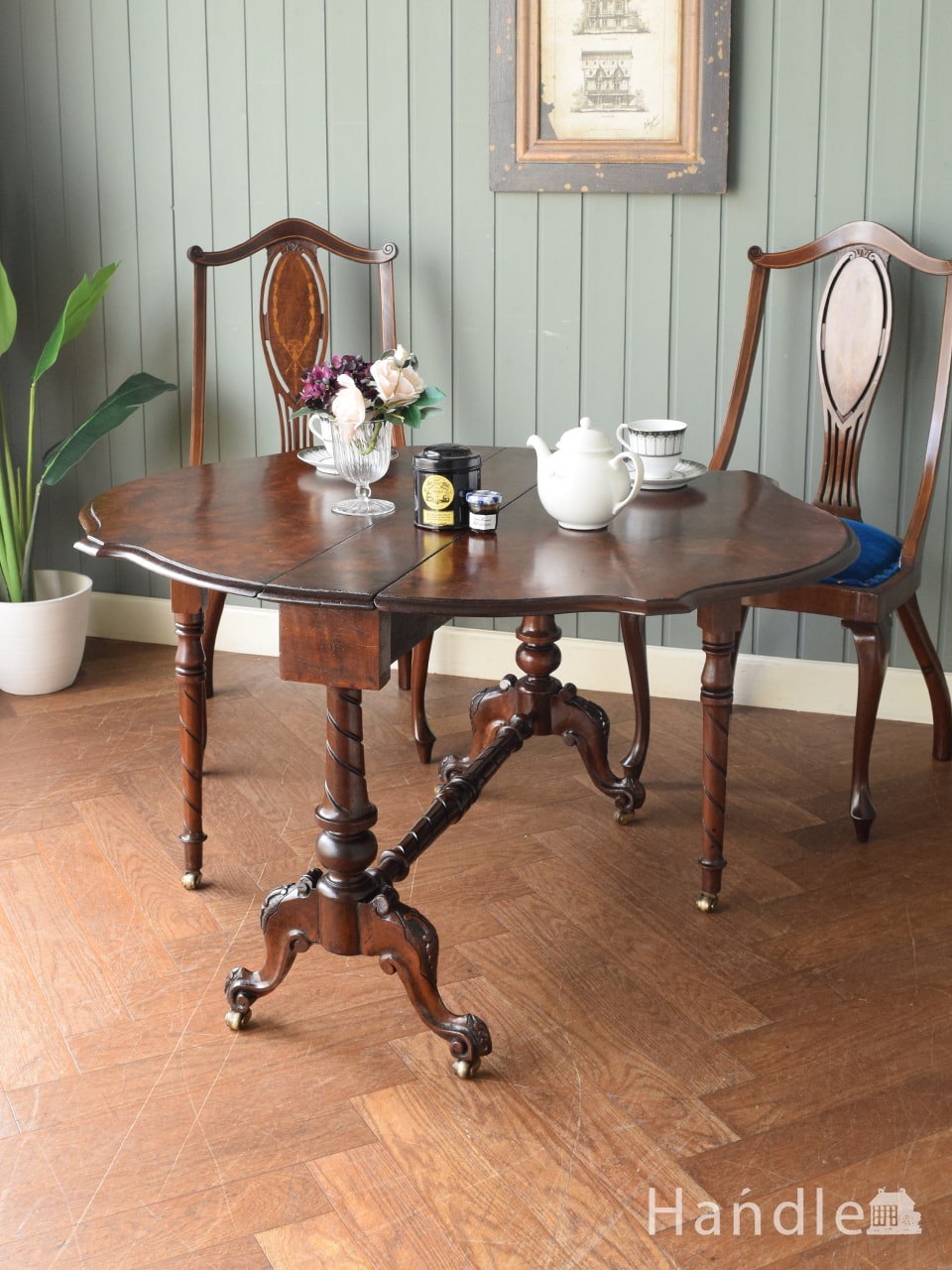 ウォールナット材の木目が美しい折り畳みテーブル、アンティークの