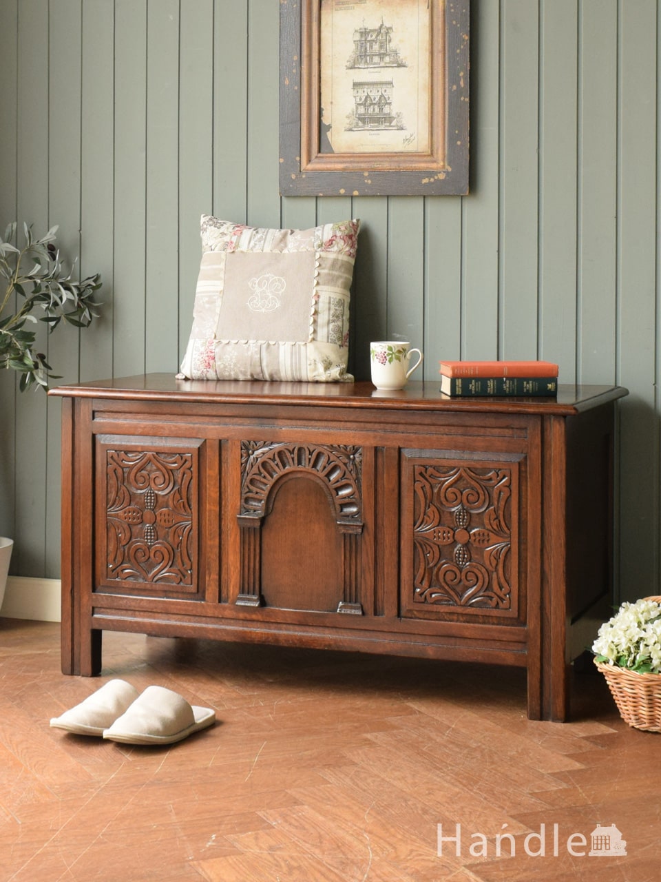 英国から届いたアンティークのボックス収納家具、彫刻が美しい