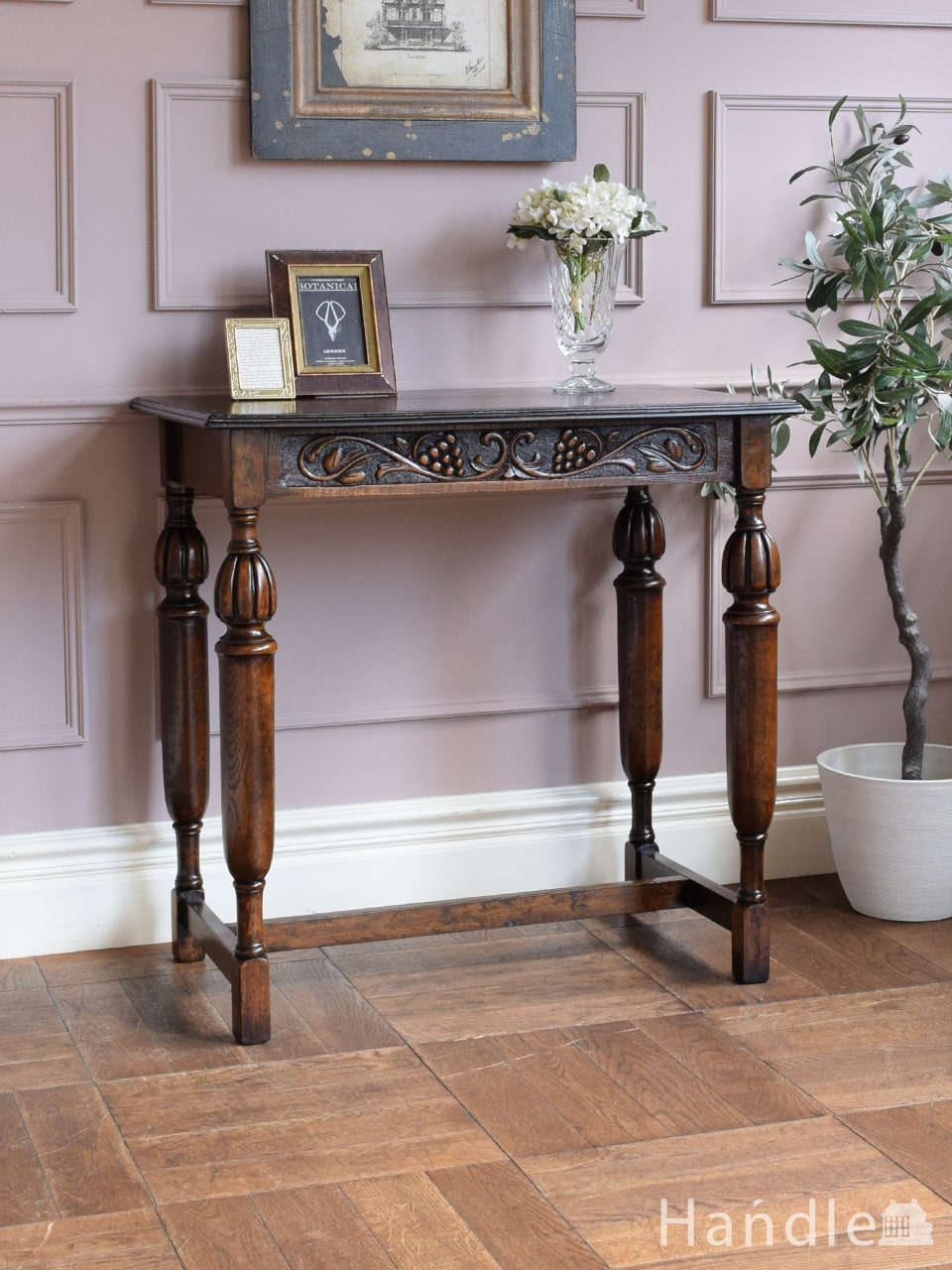 デスクにも使えるホールテーブル、玄関を彩るイギリスのアンティーク
