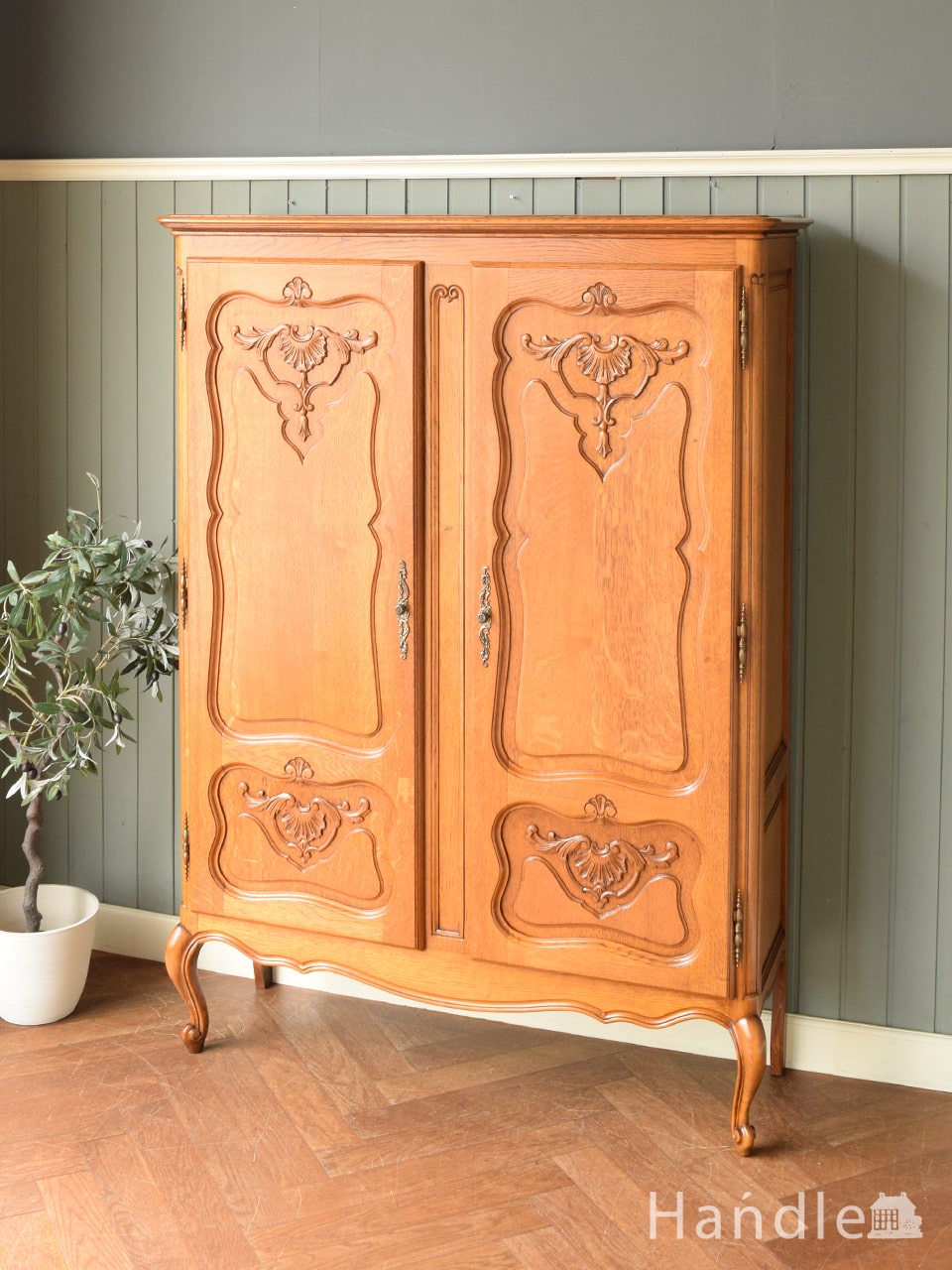 フランスから届いた猫足のアンティークキャビネット、美しい彫りが優雅