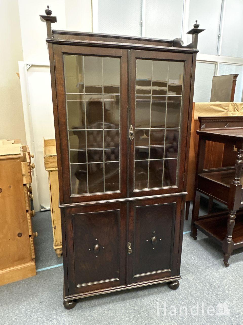 イギリス定番のアンティーク家具、シックなガラスキャビネット（飾り棚