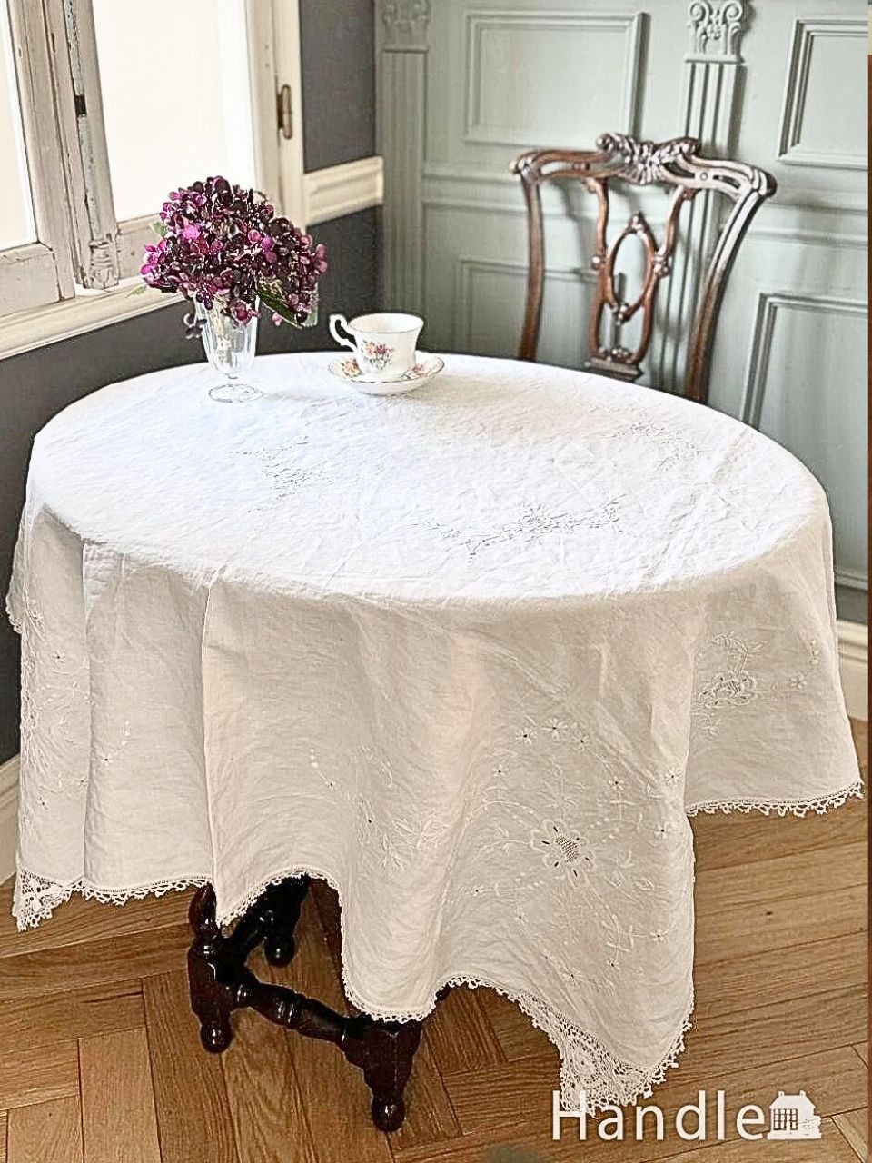 フランスから届いたアンティーククロス、レースが華やかなカットワーク