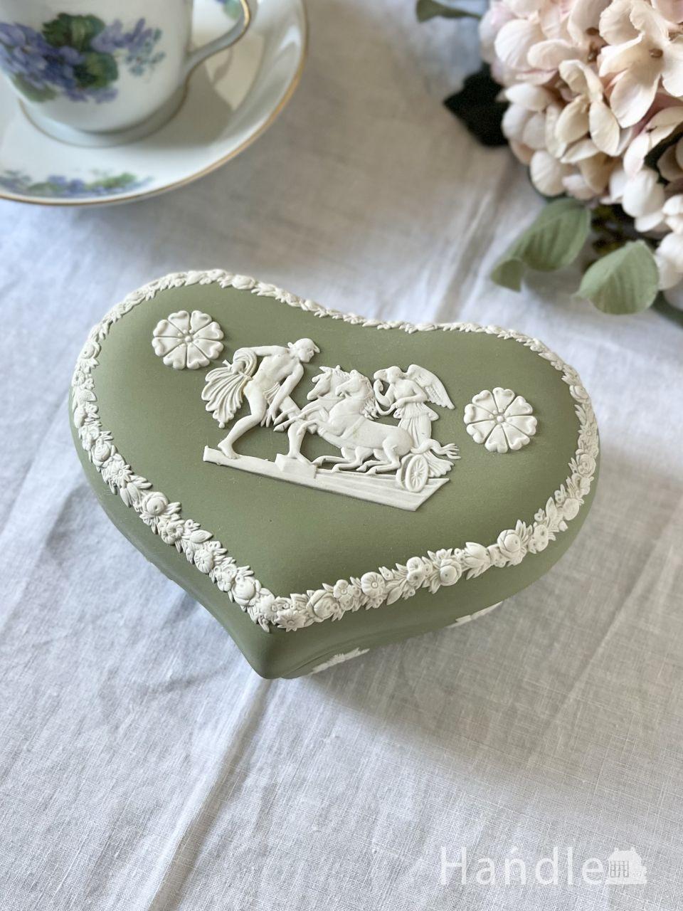 イギリスから届いたアンティークのシルバー、リボンとお花の装飾が