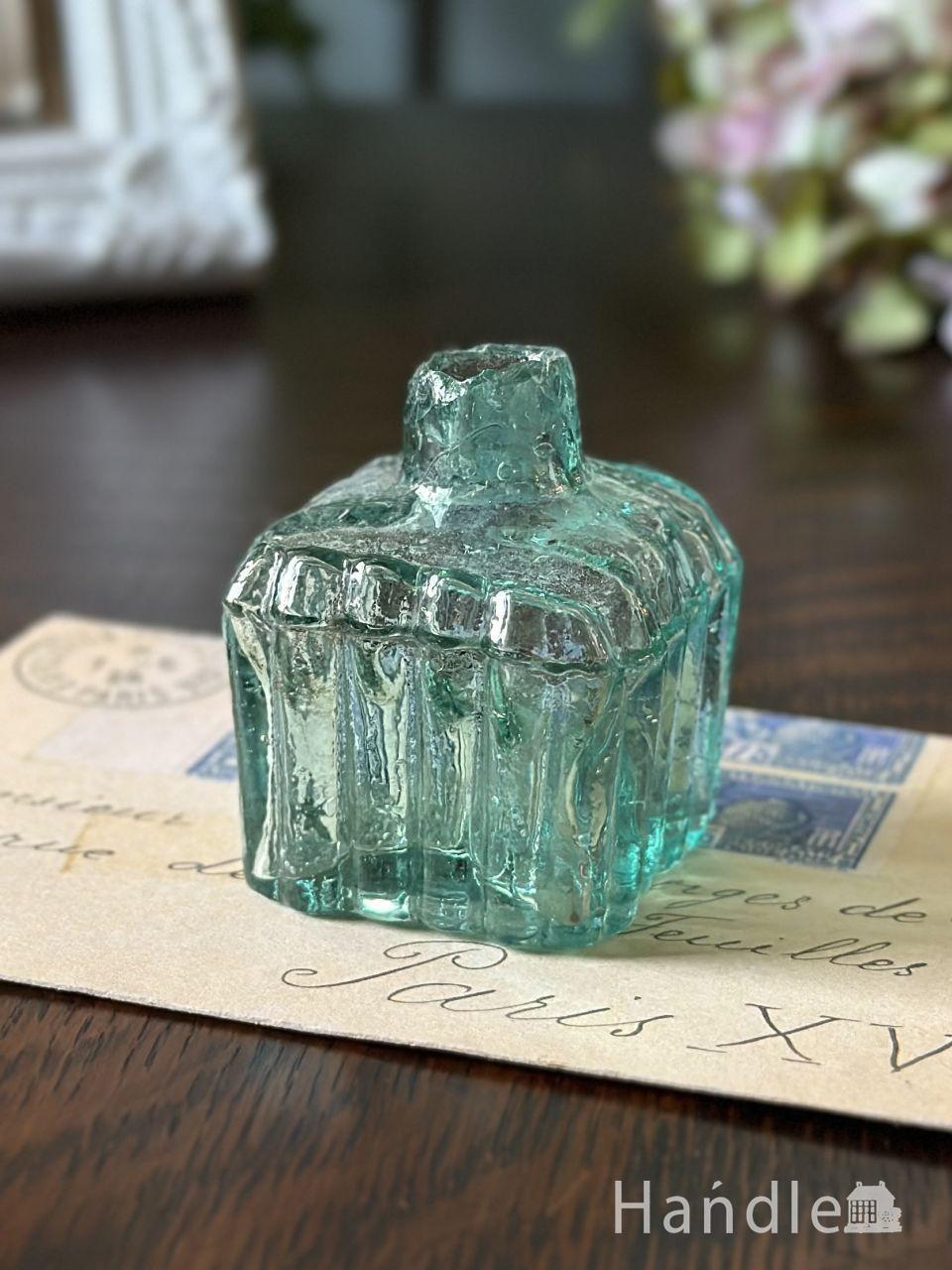 アンティークのおしゃれなガラスボトル、エンボス入りのガラス瓶