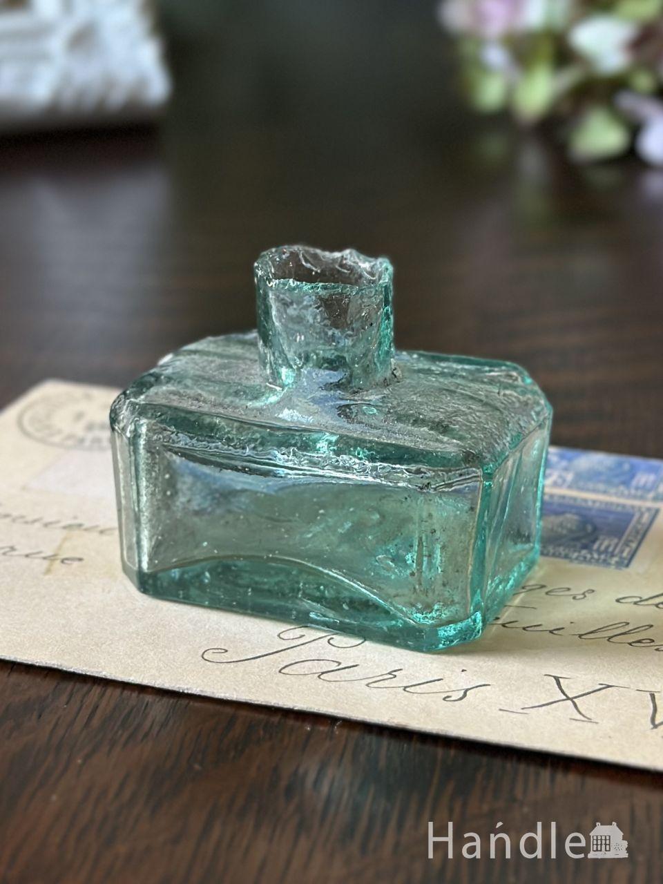 アンティークのおしゃれなガラスボトル、イギリスで見つけたエンボス