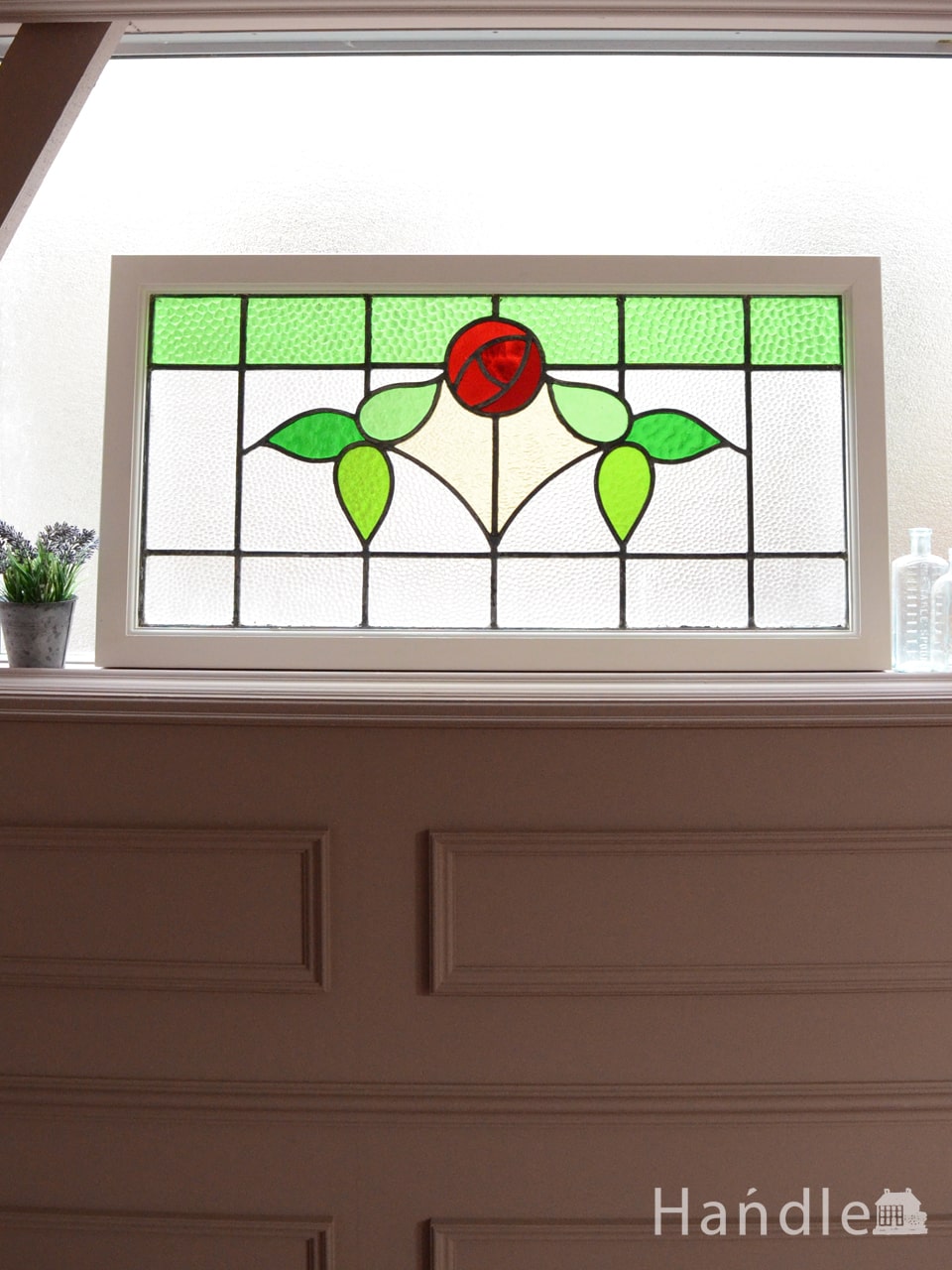 真っ赤な薔薇が咲き誇るデザインが美しい、横長タイプの英国