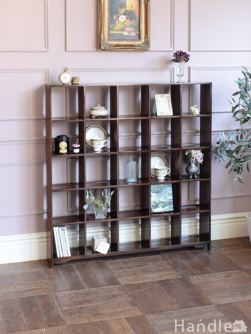 アンティーク調のおしゃれなテーブル、美しい猫足のコンソールテーブル