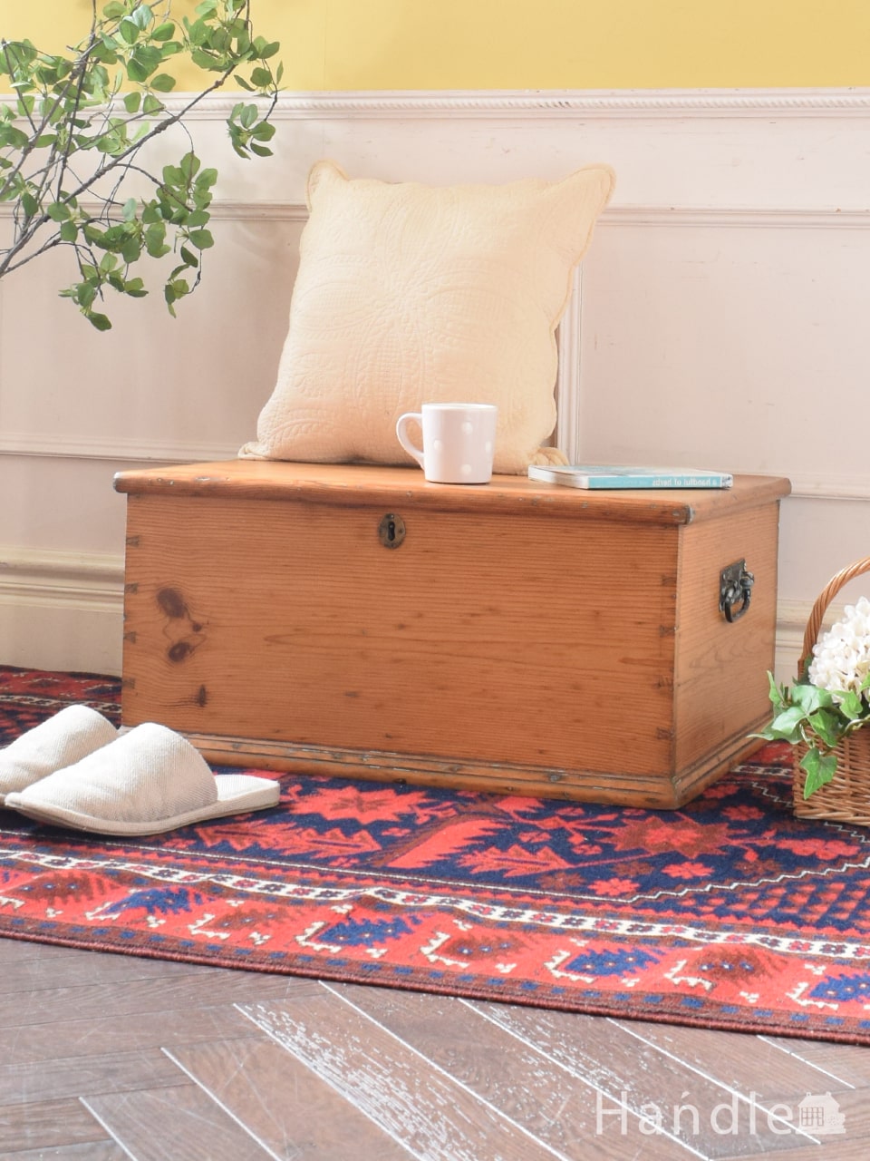 英国アンティークの収納家具、リネンフォールドがキレイなコファ