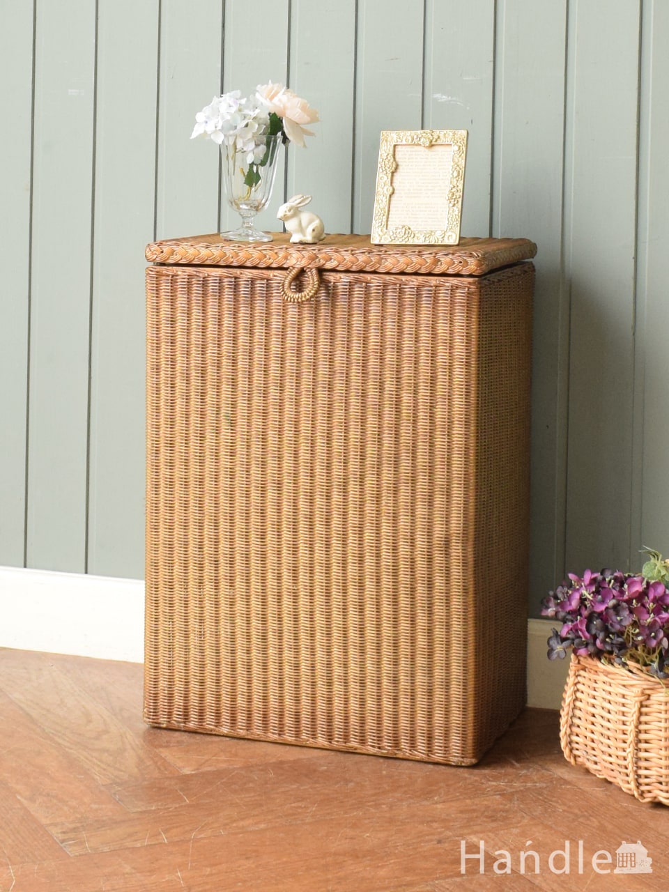 英国アンティークの収納家具、リネンフォールドがキレイなコファ