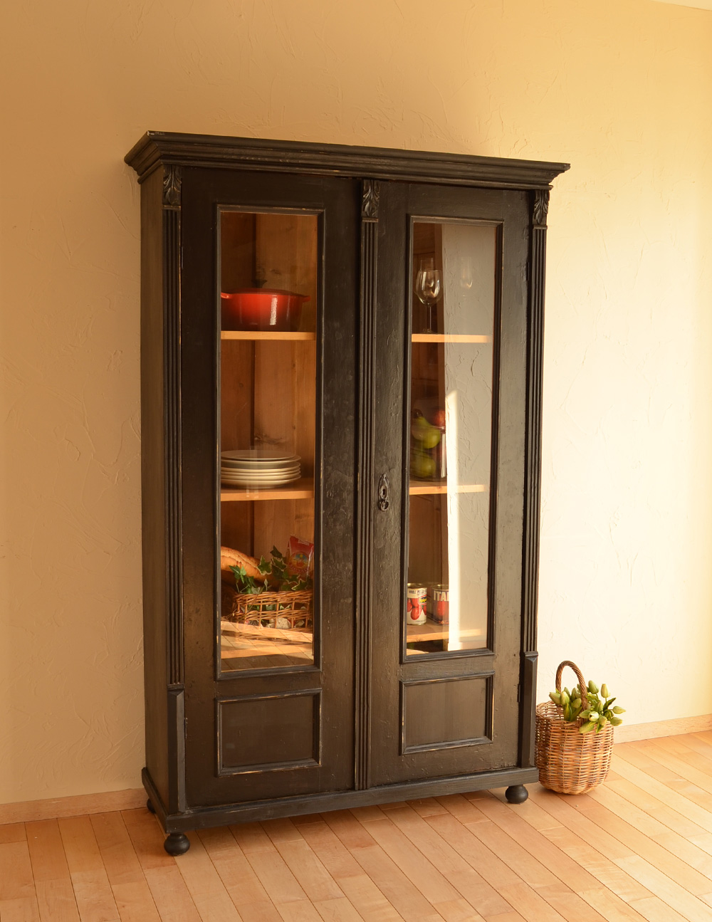 アンティークのペイント家具、ブラック色のガラスキャビネット(d-1040