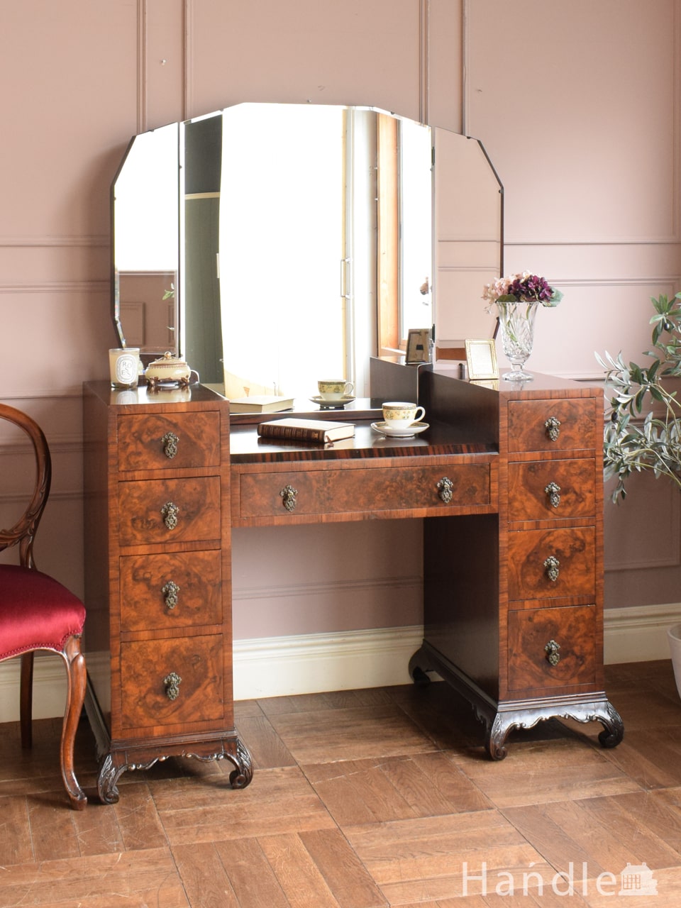 英国のアンティーク家具、お花の彫りが美しいオーク材のドレッサー(k