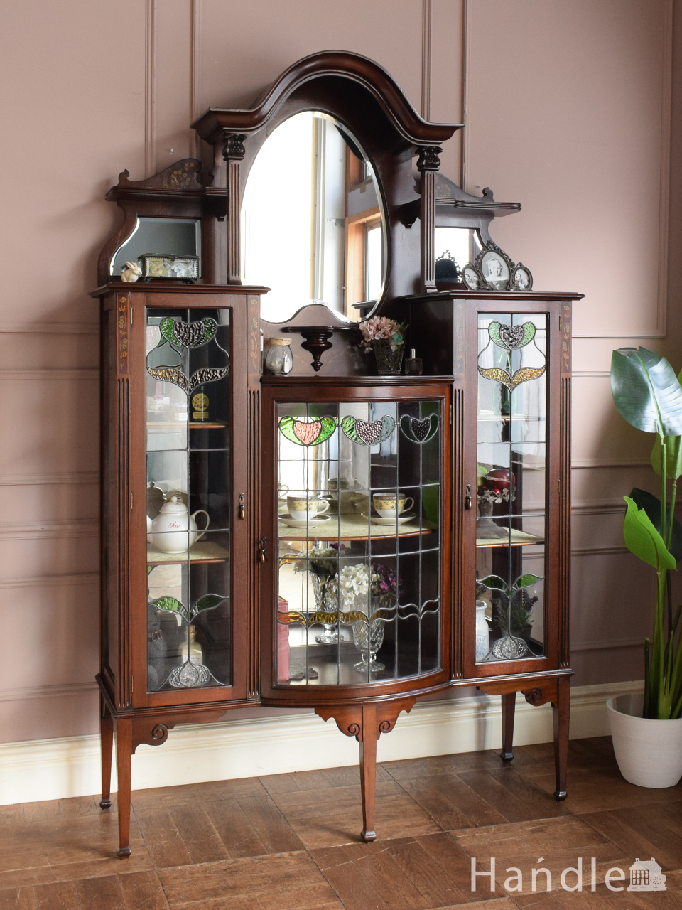 英国から届いたアンティークキャビネット、お部屋の角に置ける