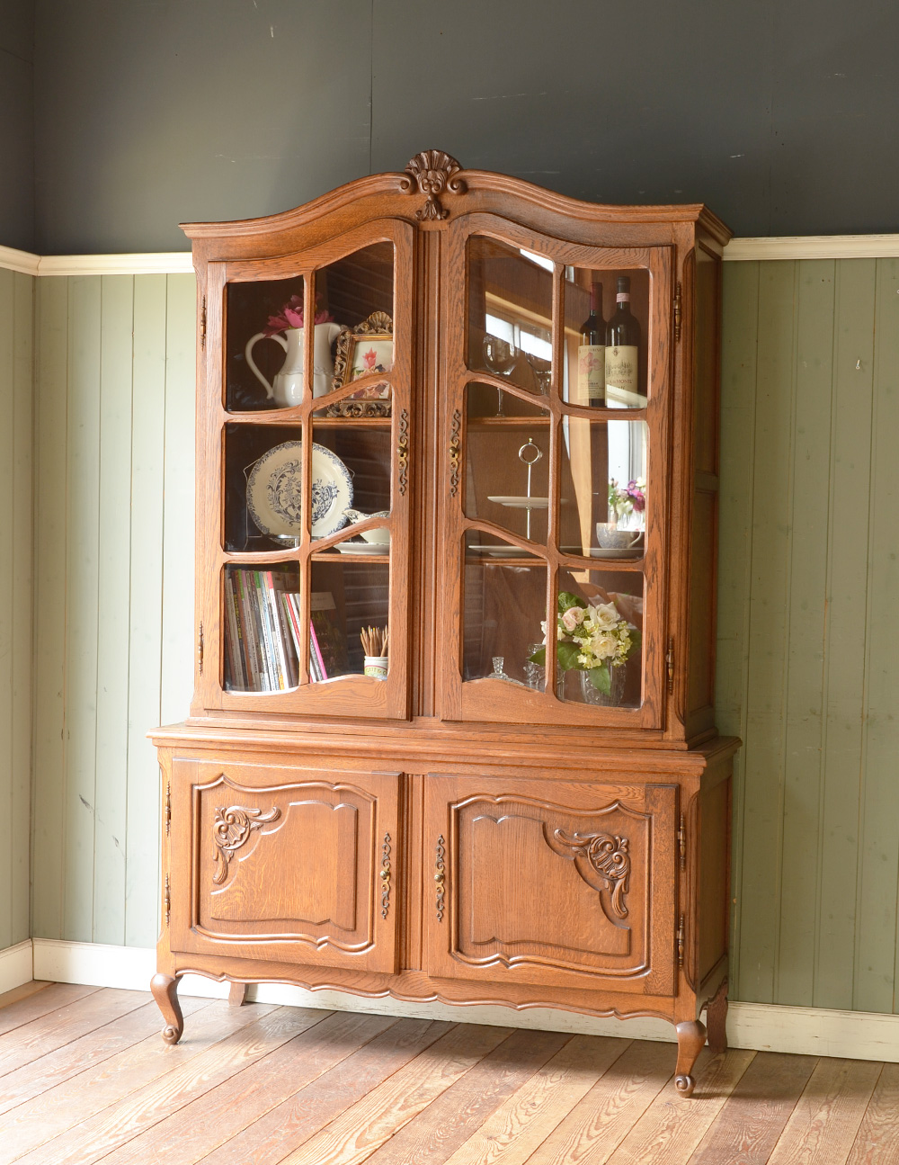 フランスの華やかなアンティーク家具、大きなガラスキャビネット（食器