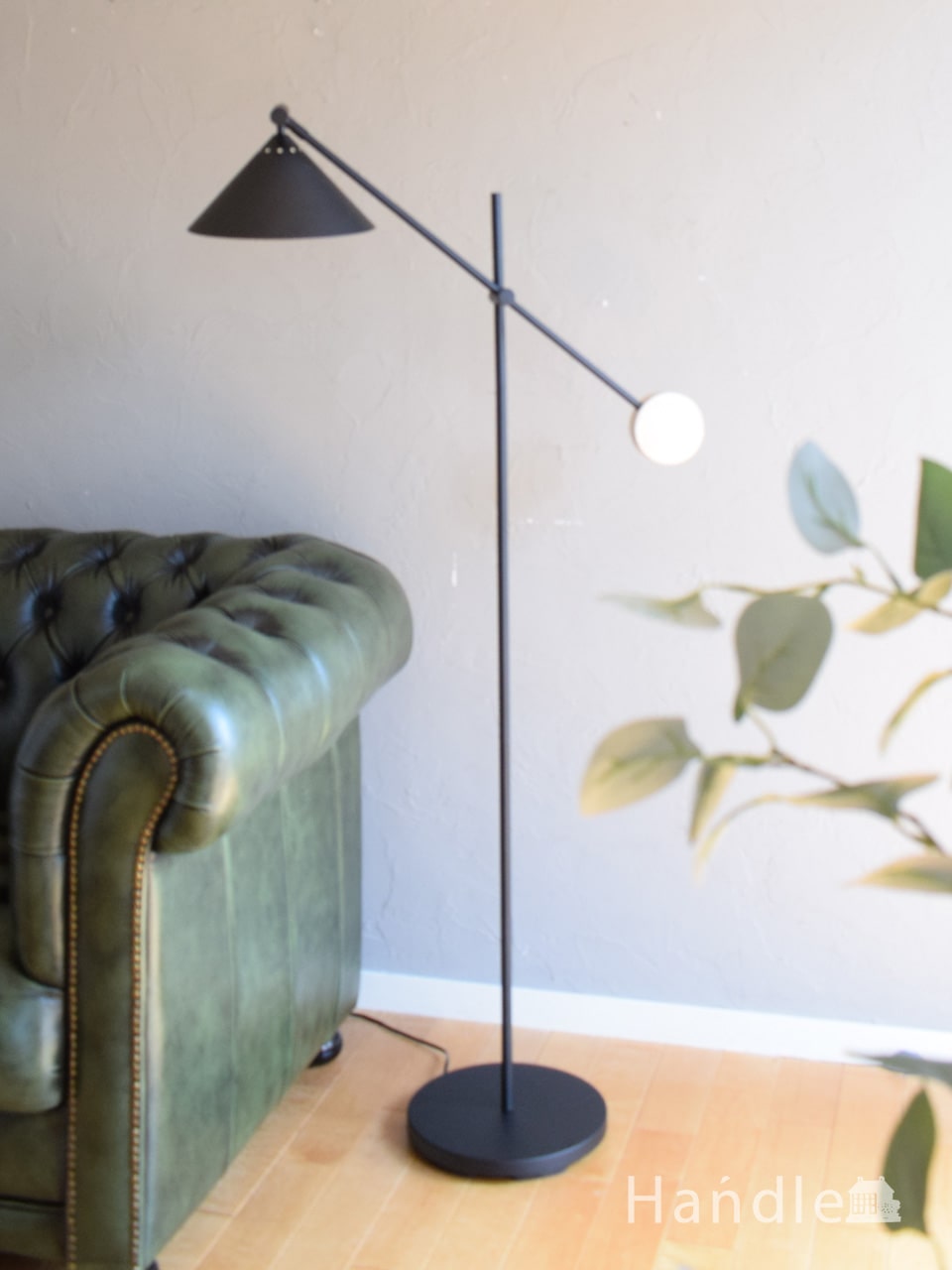 浮かびあがる薔薇の模様が素敵なフランスCoquecigruesのフロアランプ