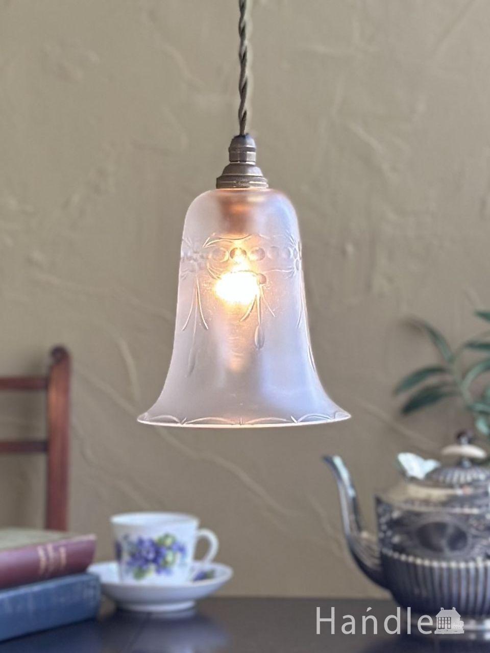 お花の模様が浮かびあがるアンティークの照明、イギリスから届いた