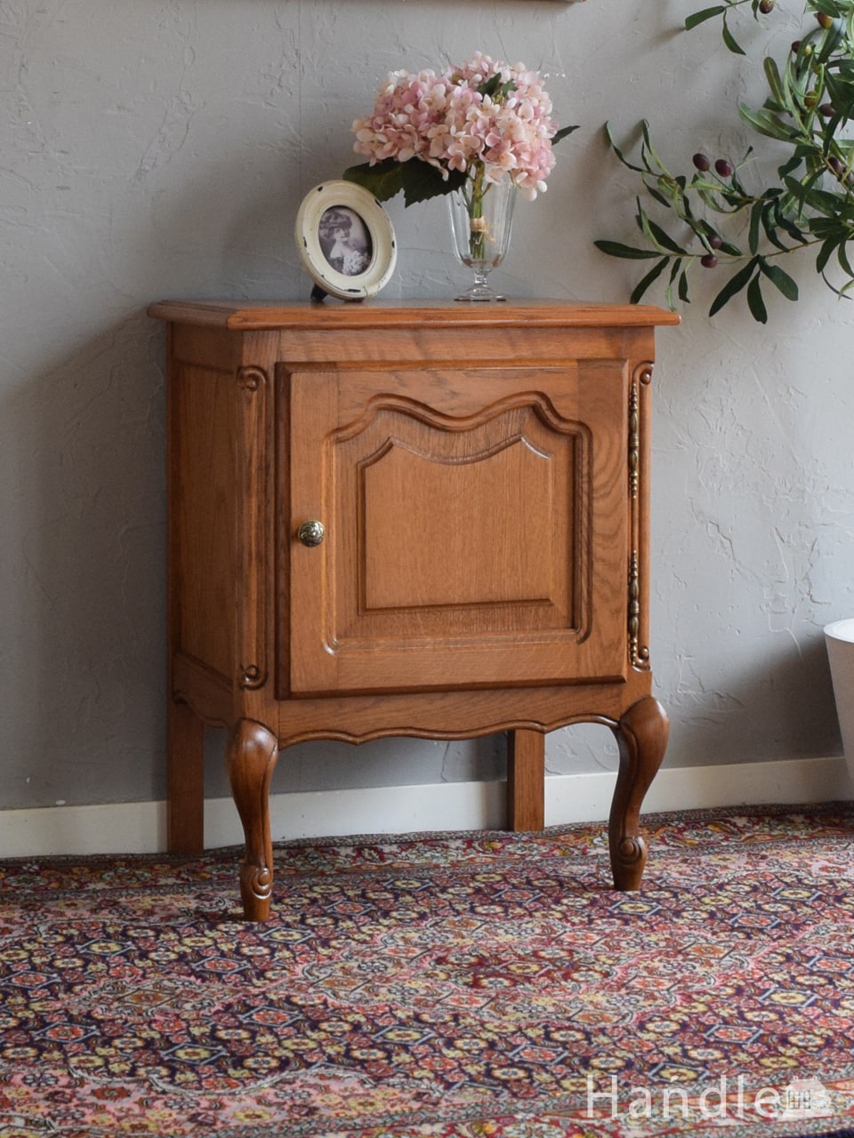 イギリスから届いたコンパクトサイズのキャビネット、重厚感のある