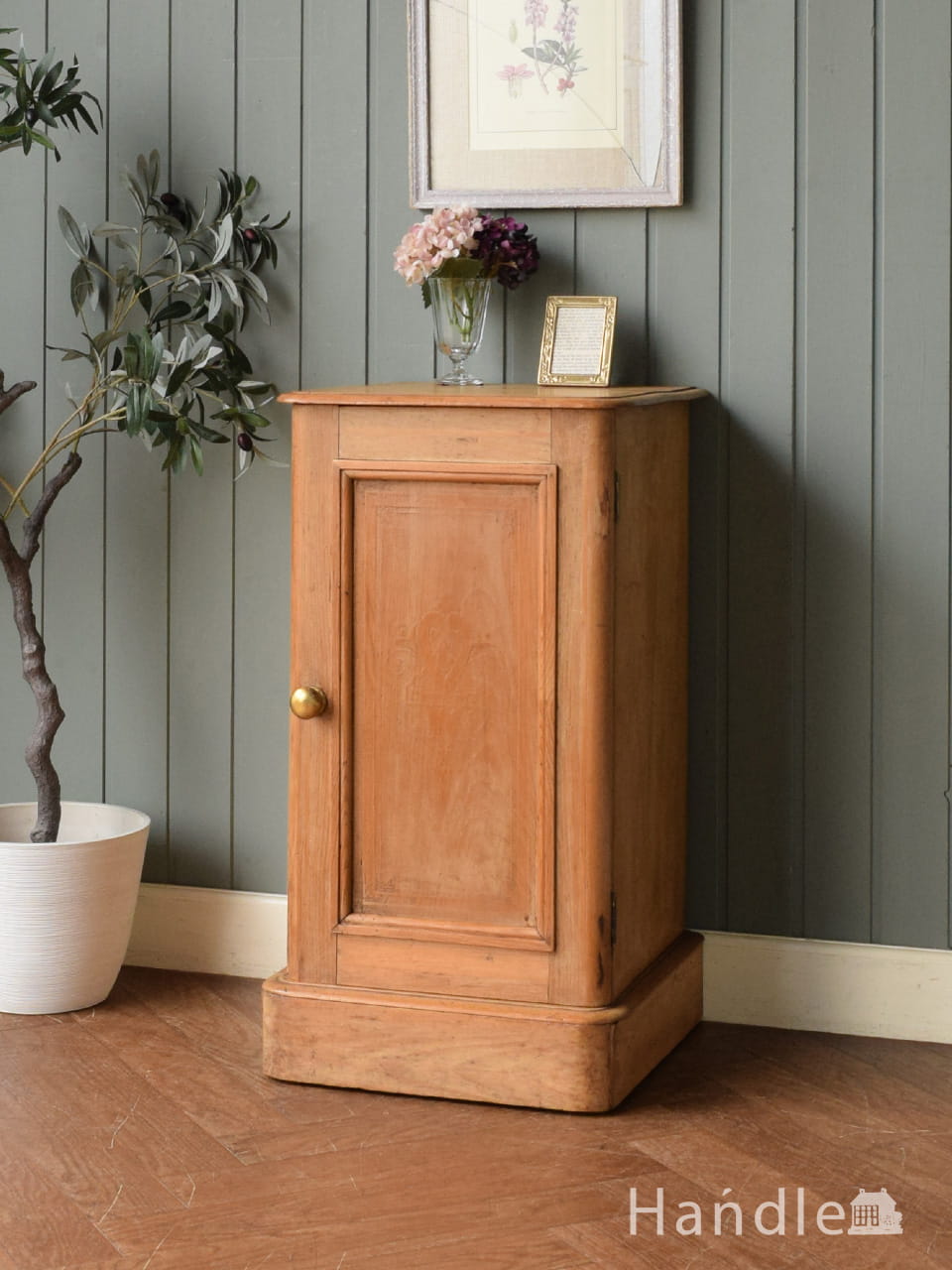 フランスから届いたアンティークのサイドキャビネット、コンパクト