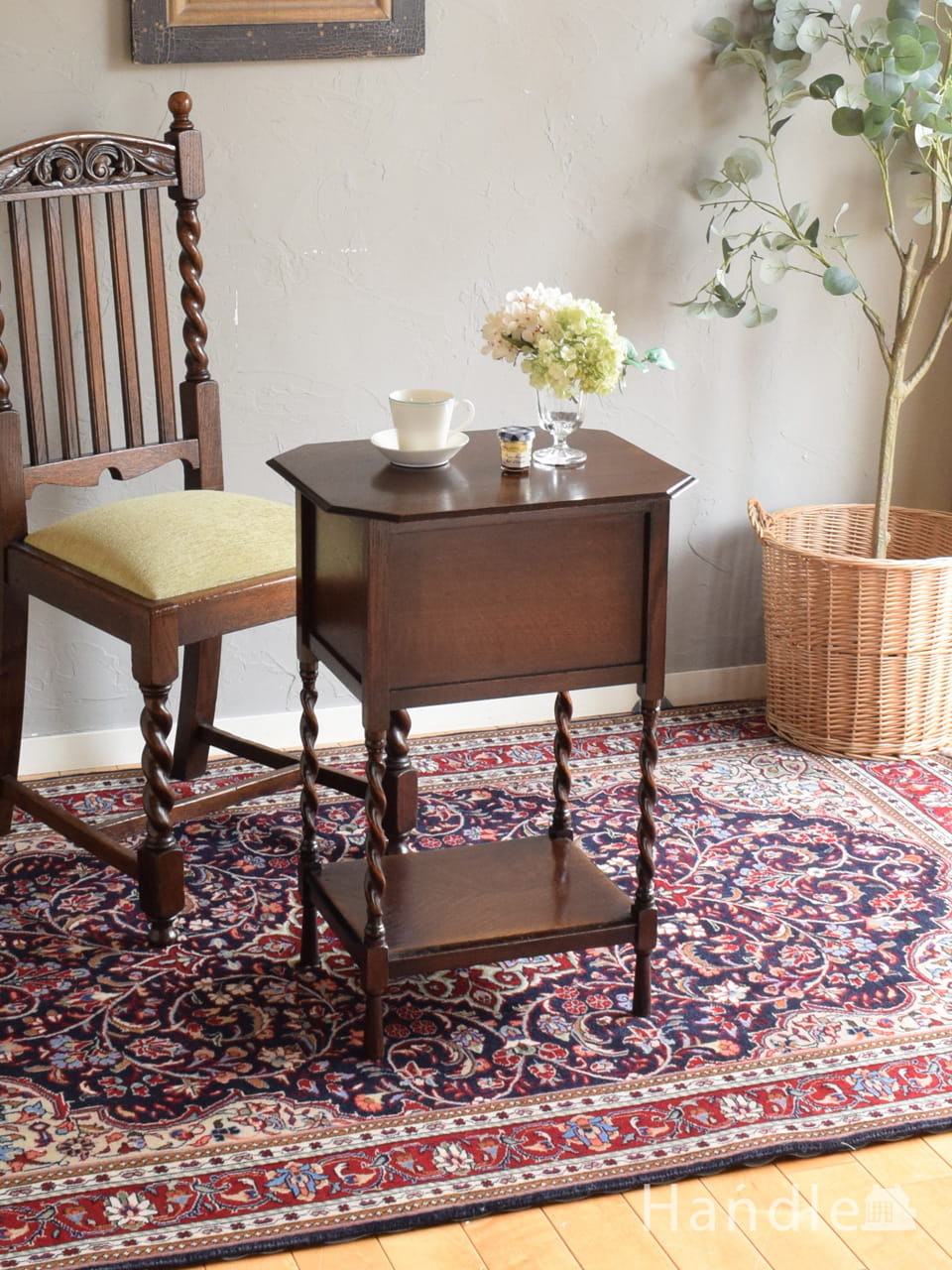 猫足が優雅なアンティークのテーブル、フランスから届いたティー