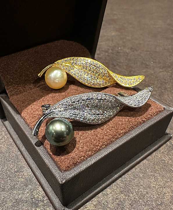 コーデに華やぎをプラス 本真珠 リーフ2WAYブローチ／ペンダント-阪神真珠