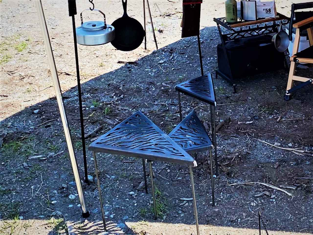 山賊マウンテンの焚き火テーブル「デルタス」は火の中に入れても大丈夫