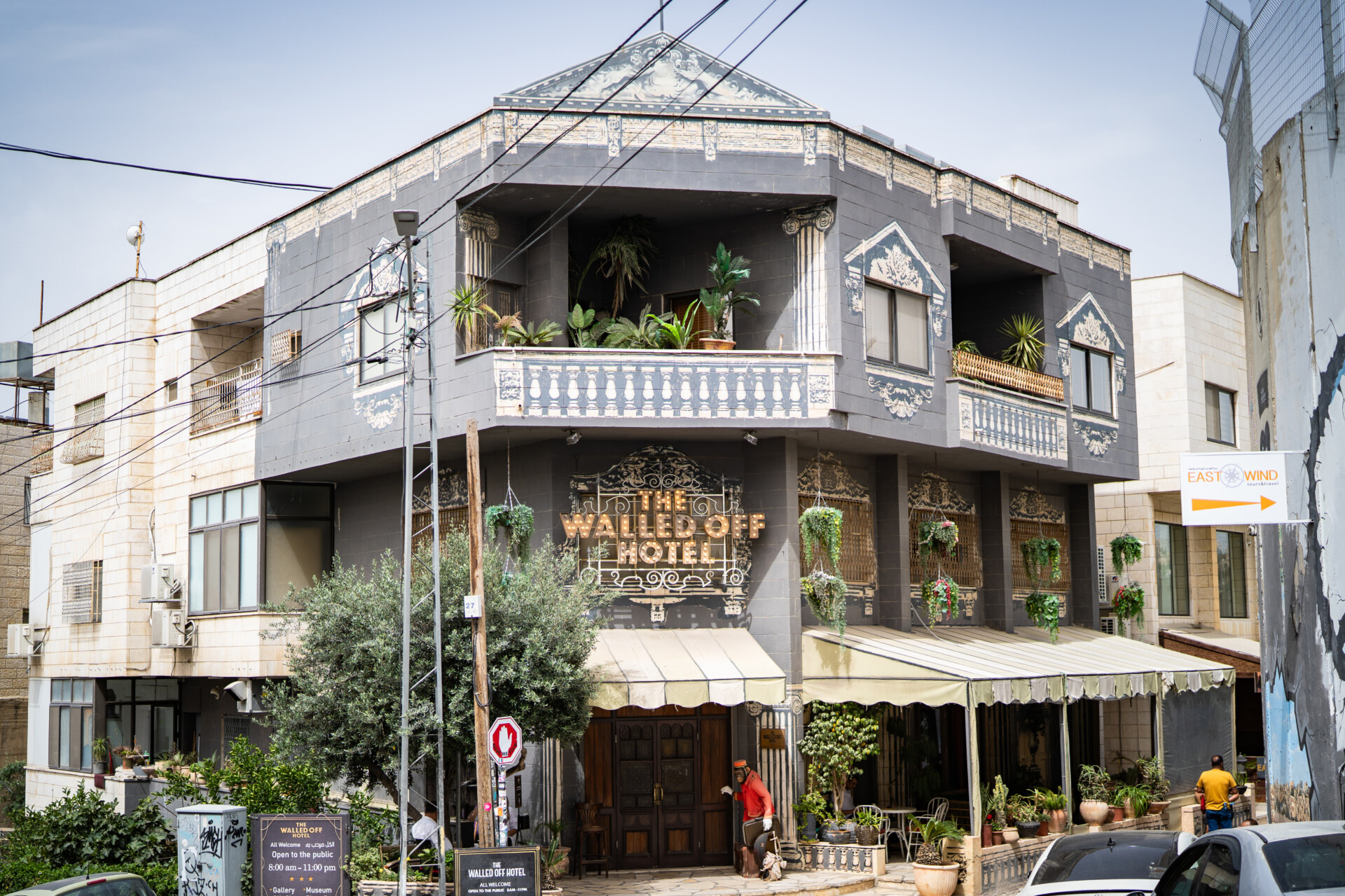 世界一眺めの悪いホテル!?バンクシーが手がけた「ウォールド・オフ