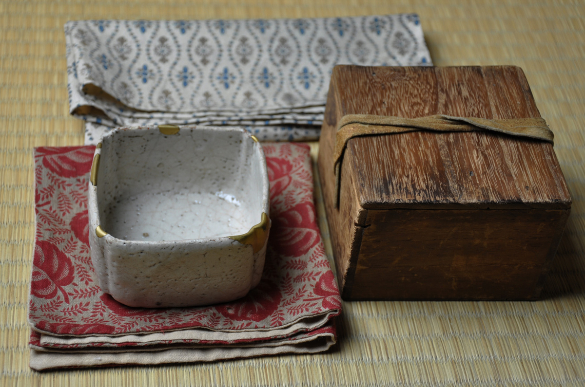 古絵志野、四方入隅向付(元箱、古裂綿更紗包布