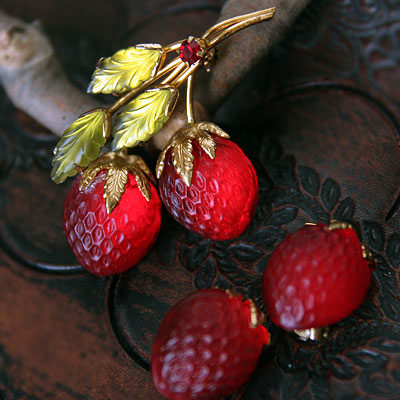ヴィンテージ 苺 ブローチ Austria-ストロベリー・フルーツガラス