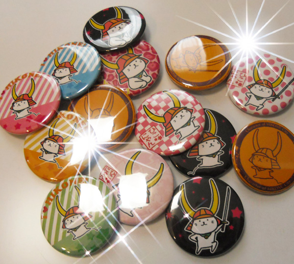 ひこにゃん 缶バッジ 44mm - 彦根らぼらとりぃ社